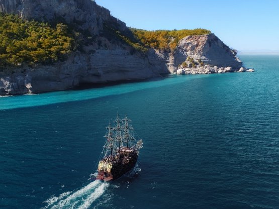 Alanya’da En iyi Korsan Tekne Turu | Günübirlik Tekne Gezileri