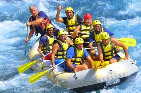 Erleben Sie den Nervenkitzel von Rafting- und Jeep-Saf