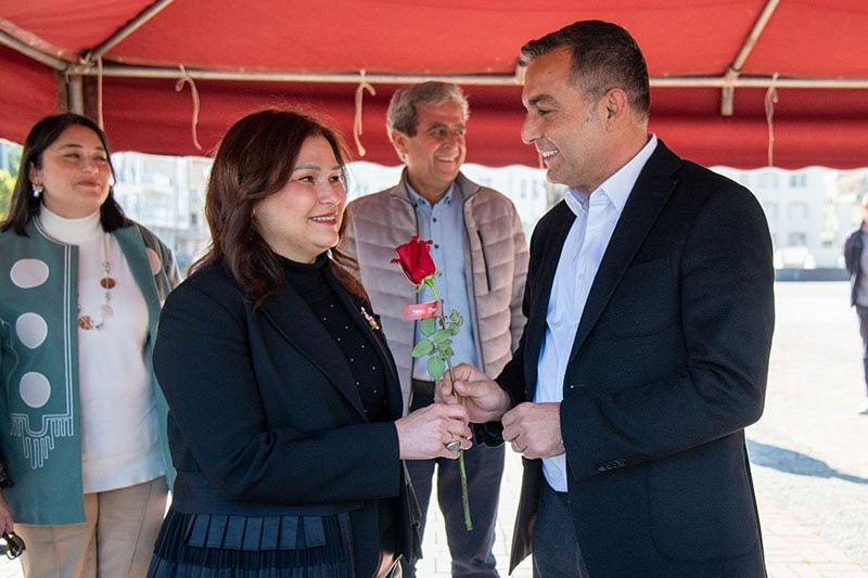 SEVGİLİLER GÜNÜNDE BAŞKAN KARA VE EŞİ GÜL DAĞITTI