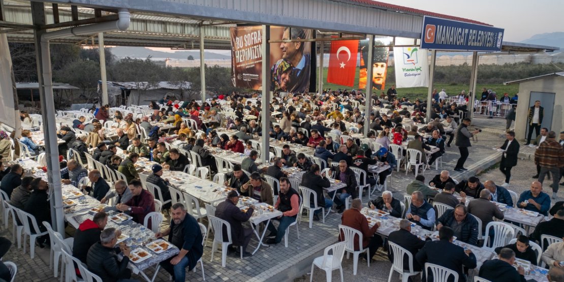 MANAVGAT BELEDİYESİ, GÜNDOĞDU MAHALLESİ’NDE İFTAR SOFRASI KURDU