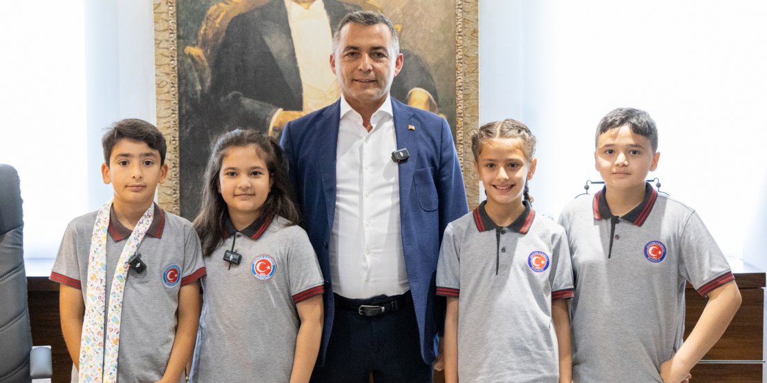 BAŞKAN KARA, KOLTUĞUNU MİNİKLERE DEVRETTİ