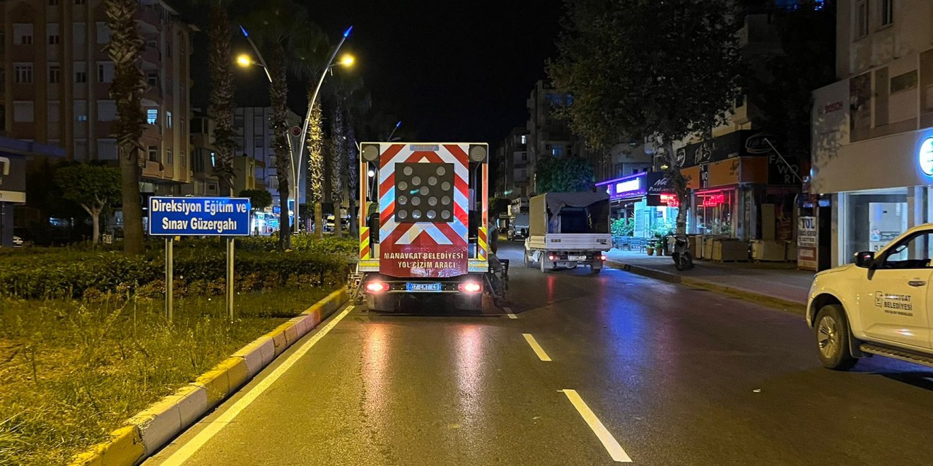 MANAVGAT’TA YOL ÇİZGİSİ ÇALIŞMALARI SÜRÜYOR
