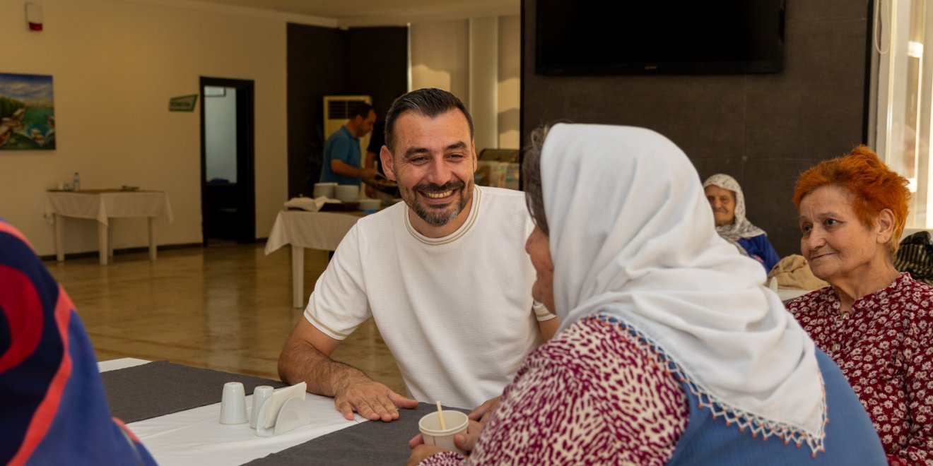 BAŞKAN VEKİLİ ÇİÇEK’TEN HUZUREVİ SAKİNLERİNE ZİYARET