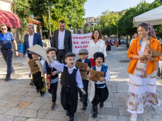 ANTİK SİDE SOKAKLARINDA CUMHURİYET SEVİNCİ