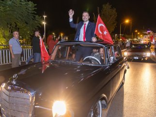 MANAVGAT’TA FENER ALAYI, KORTEJ VE RETROBÜS KONSERİYLE CUMHURİYET BAYRAMI COŞKUSU ZİRVEYE ULAŞTI