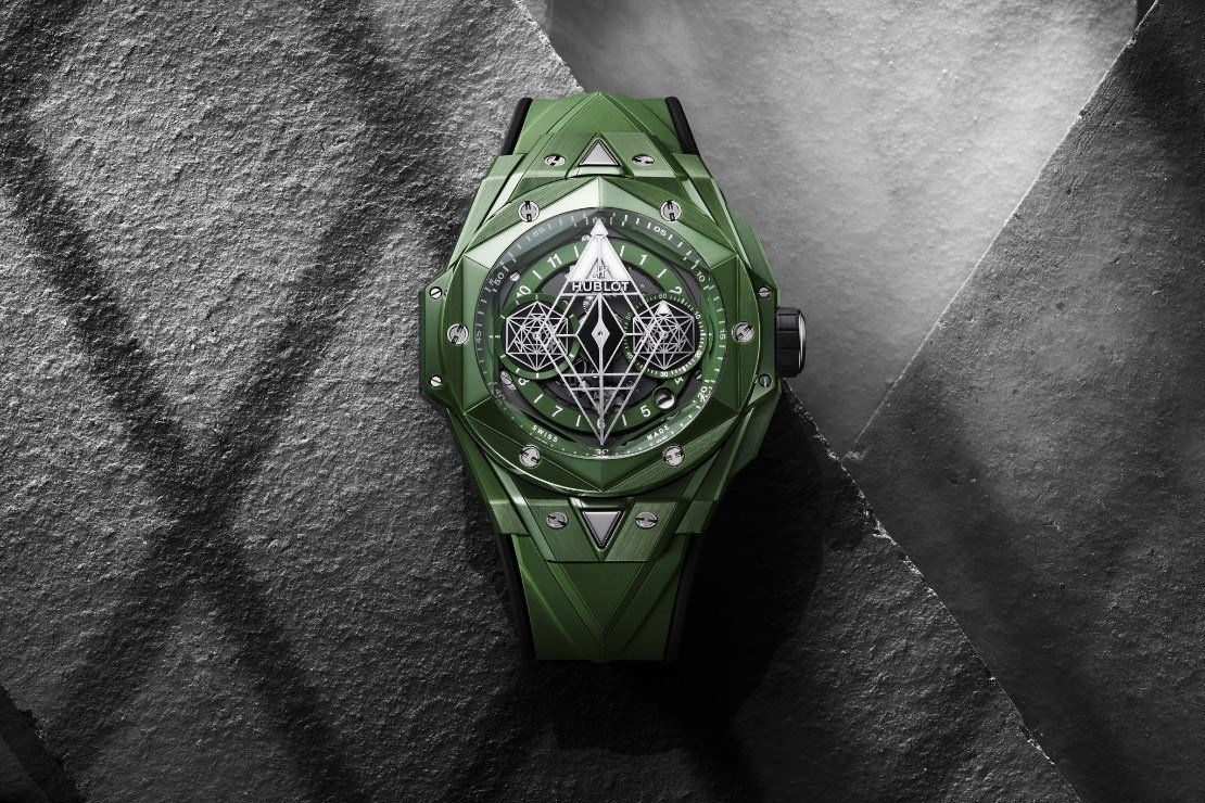 big-bang-unico-sang-bleu-II-green-ceramic-45-mm-lifestyle-shot