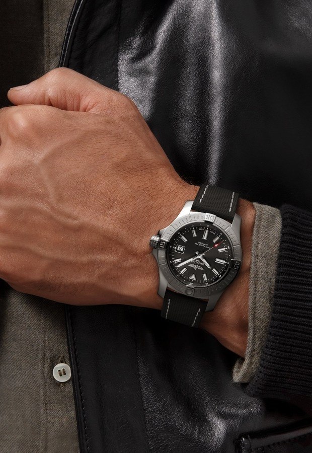 a17318101b1x2-avenger-automatic-43-on-wrist