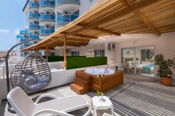 TERRACE JACUZZI ROOM1