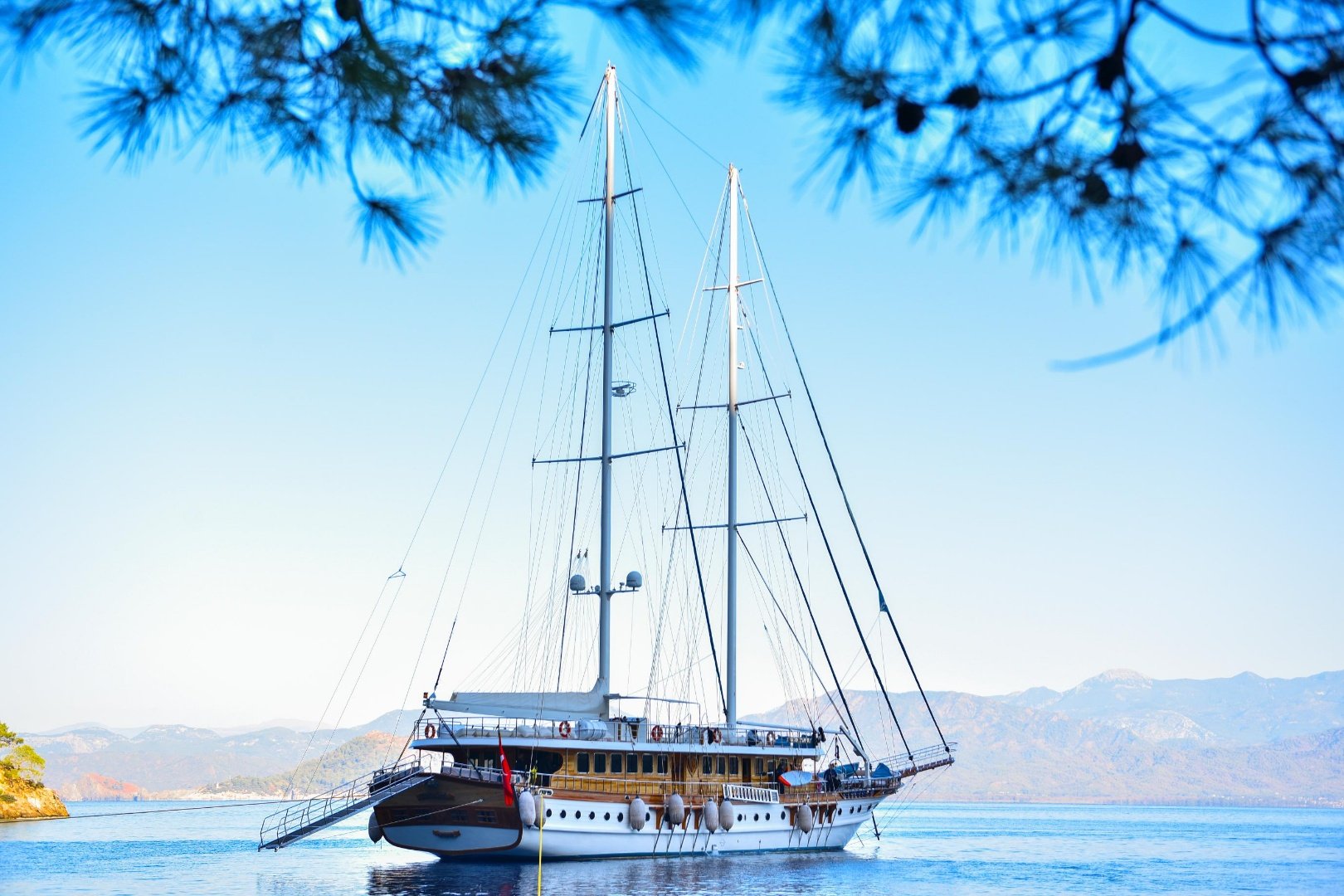 Queen Atlantis Deluxe Yacht