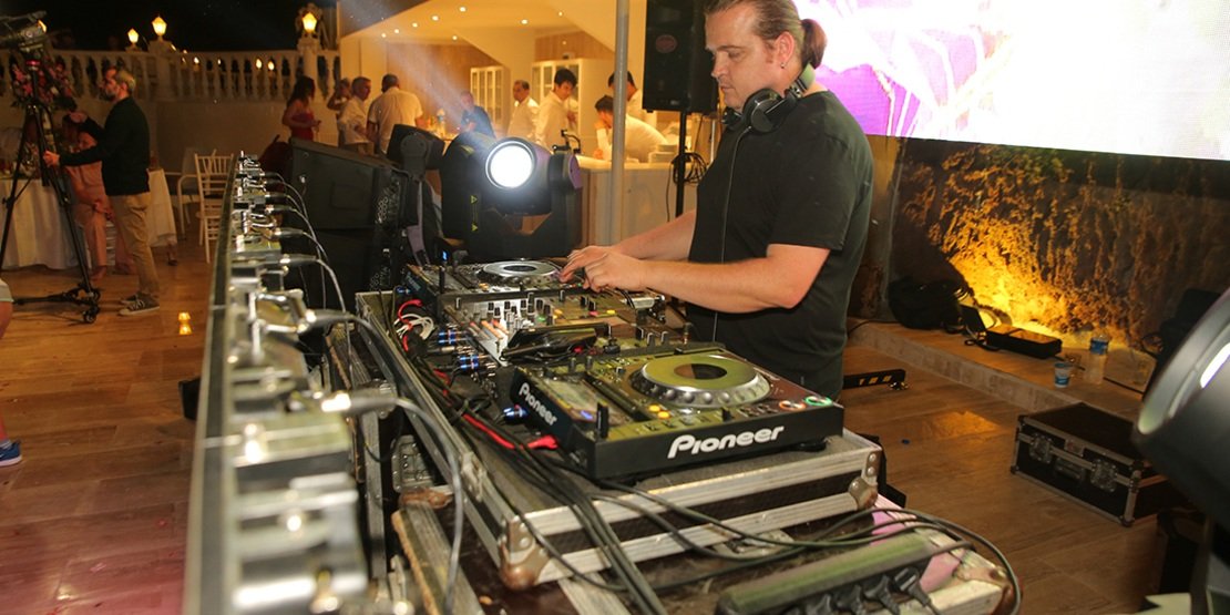 Music and Lighting Systems In the Music Organization at Wedding