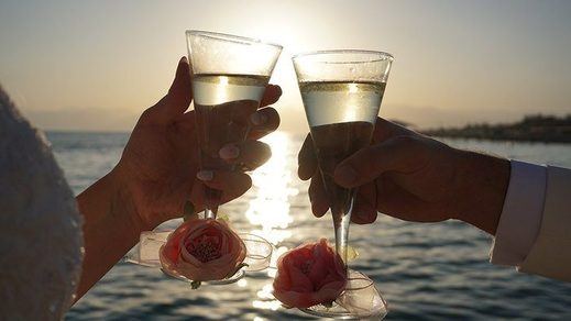 Шампанское на закате в Анталии на свадьбе