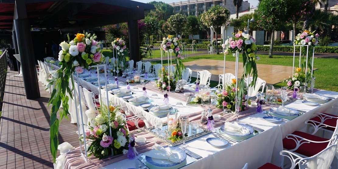 Hochzeitsplaner bereitet den Sitzplan für die Hochzeit vor