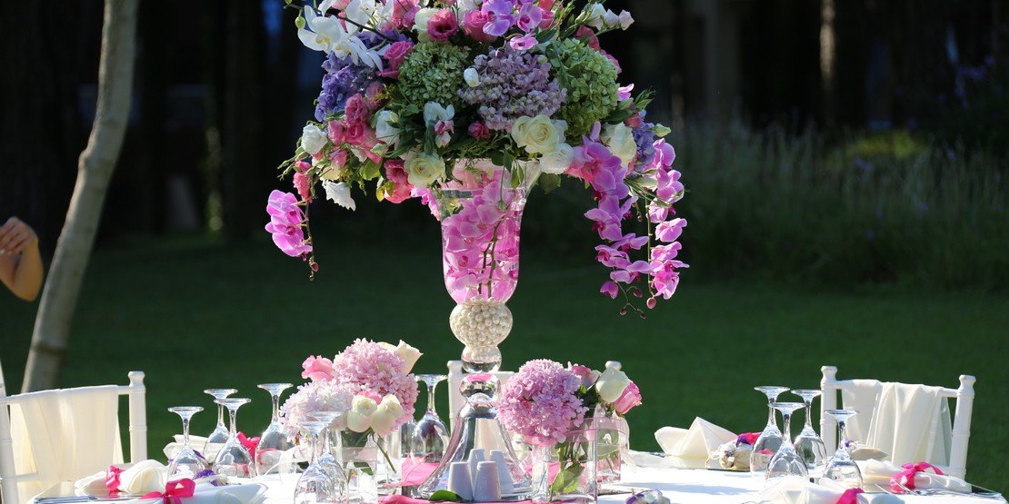 Luxuriöse Hochzeitsdekorationen an Hotelstränden in Antalya