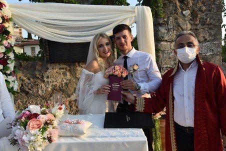 Formelle Hochzeit während der Pandemie in Antalya