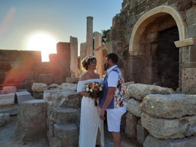 Hochzeit auf der Seite der antiken Stadt in Antalya, Türkei