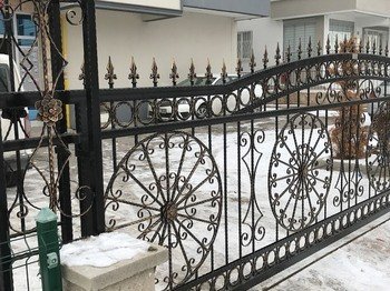 Şıklık Ve Güvenlik Açısından Zengin Ferforje Raylı Kapılar