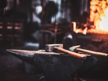 Belirli yüksek sıcaklıklarda eritilerek şekil verilen ferforje