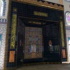 kabe kapılı özel çini mihrap