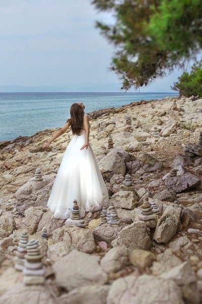 beach-sea-coast-sand-rock-woman-63699-pxhere.com