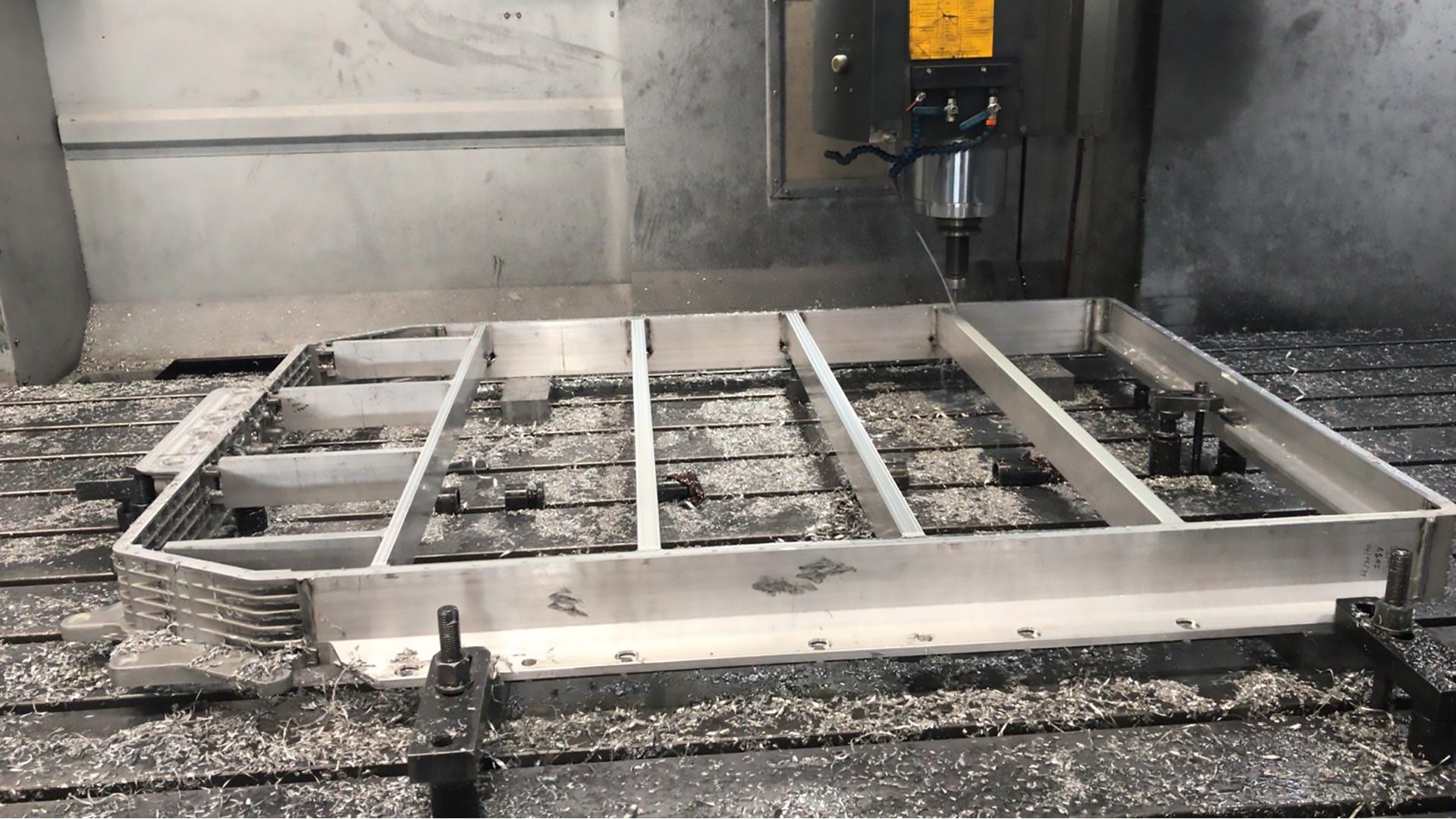 Togg alüminyum batarya tutucu