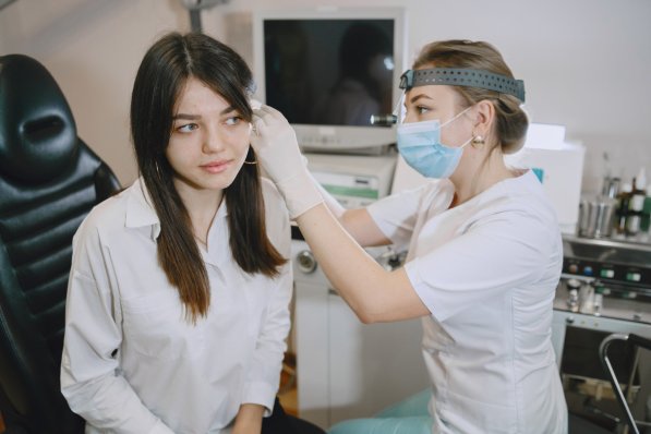 woman-patient-medical-office-doctor-medical-mask-lor-c