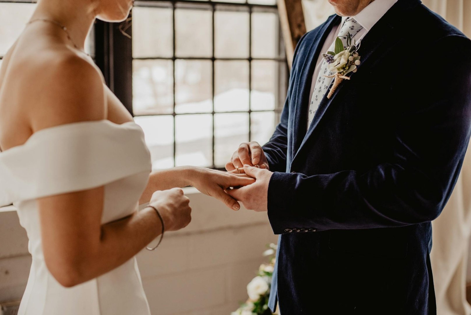 geline yüzük takan damat