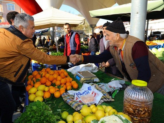 BAŞKAN SÖZEN SARILAR PAZAR YERİNDE ESNAF VE VATANDAŞLARLA BULUŞTU