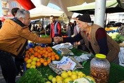 BAŞKAN SÖZEN SARILAR PAZAR YERİNDE ESNAF VE VATANDAŞLARLA BULUŞTU