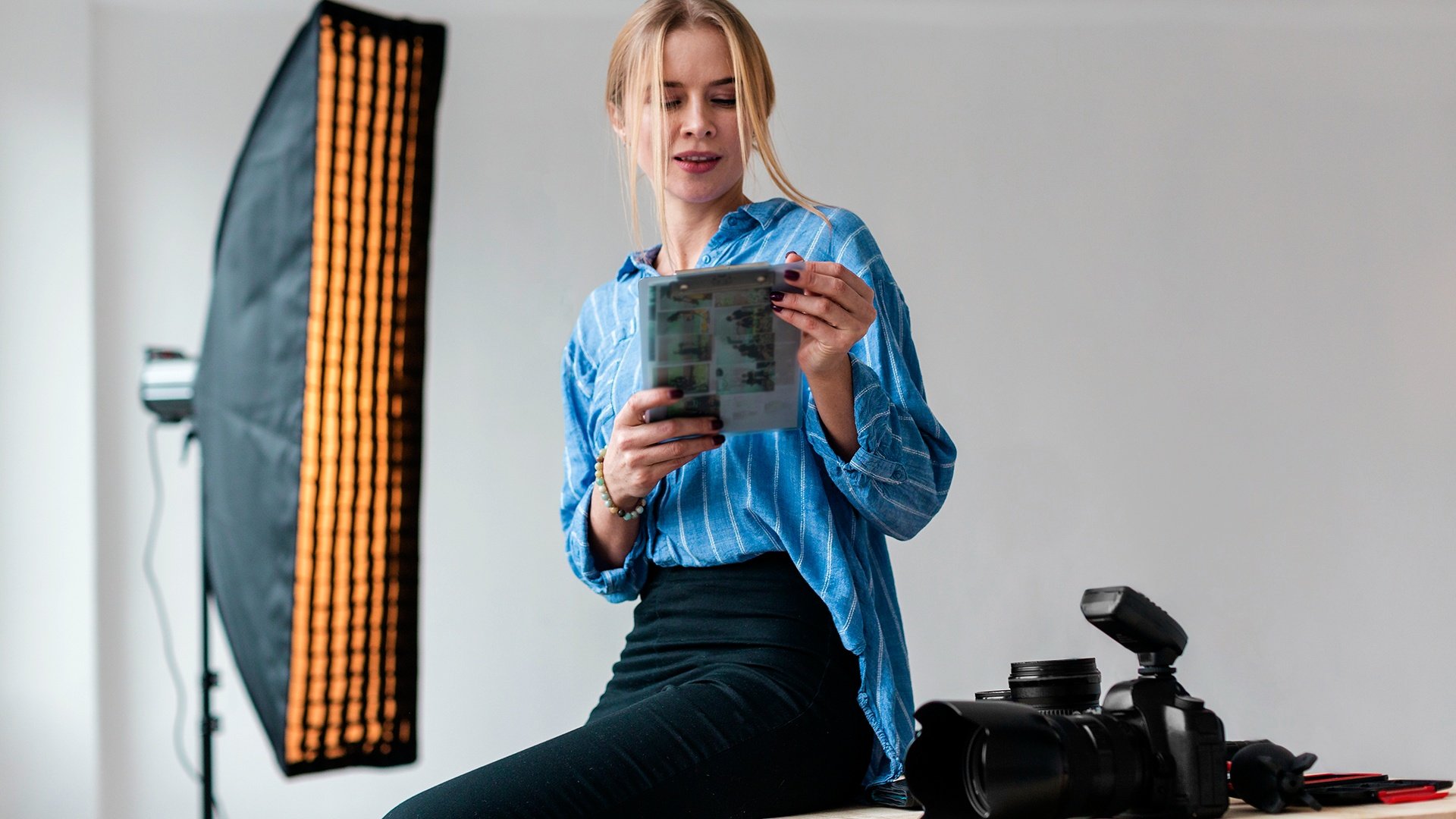 Photography-Umbrella-Woman-Looking-Photos 2