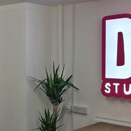 Statik boyalı krom fileli harf iç mekan
