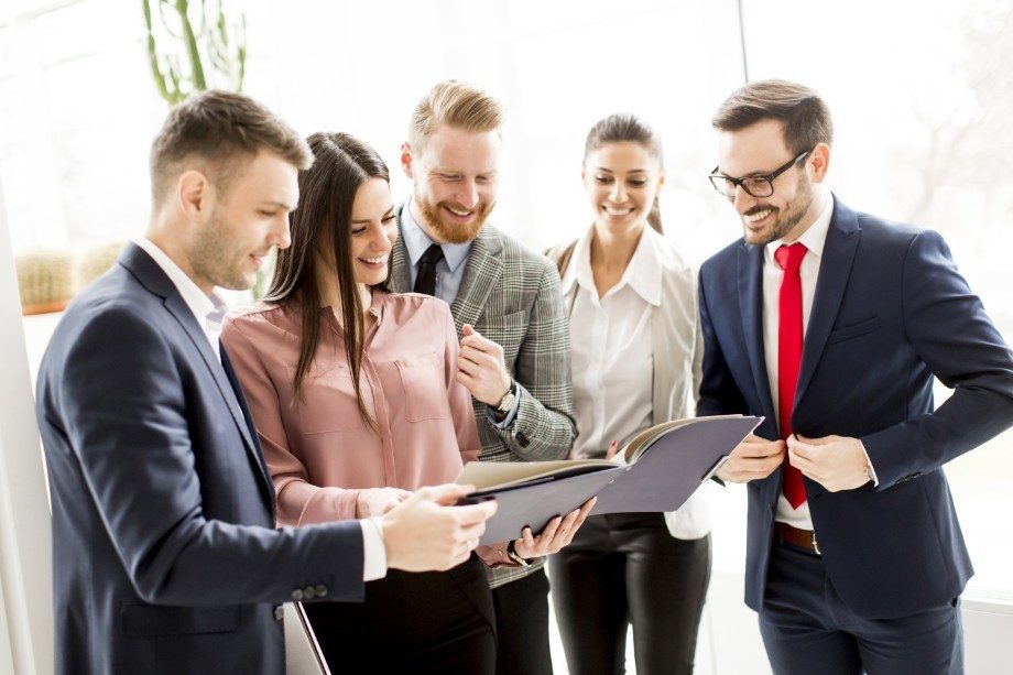 İŞ YAŞAMINDA PROFESYONEL DURUŞ shutterstock_681979465