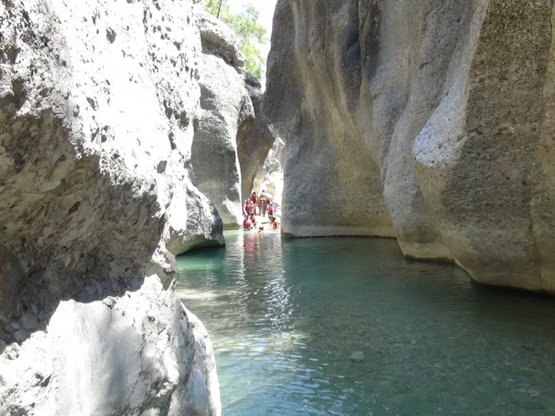 Как правильно подобрать одежду для занятий рафтингом?