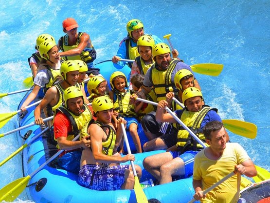 Какова максимальная вместимость группы для занятия рафтингом?