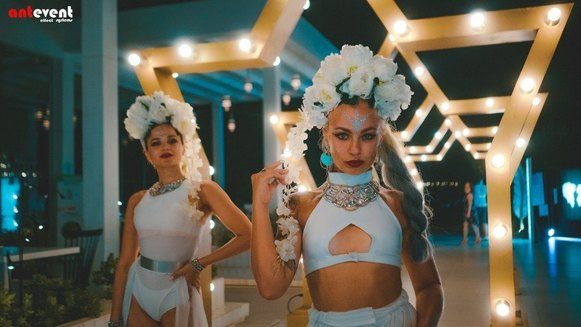 White and Gold Party