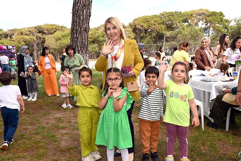 TÜRKAN SÖZEN KREŞ’İNDEN ANNELER GÜNÜ BULUŞMASI