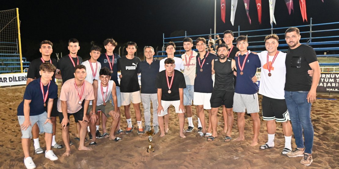 MANAVGAT’TA PLAJ FUTBOLU COŞKUSU SONA ERDİ