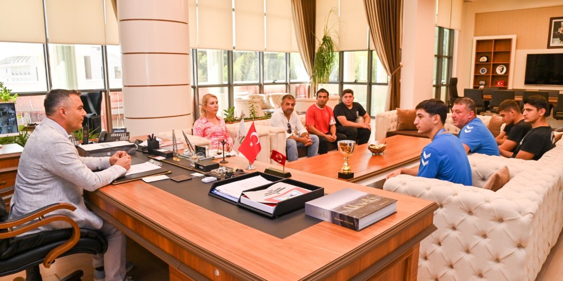 BAŞKAN KARA’DAN MANAVGATLI GENÇ YILDIZA ÖDÜL