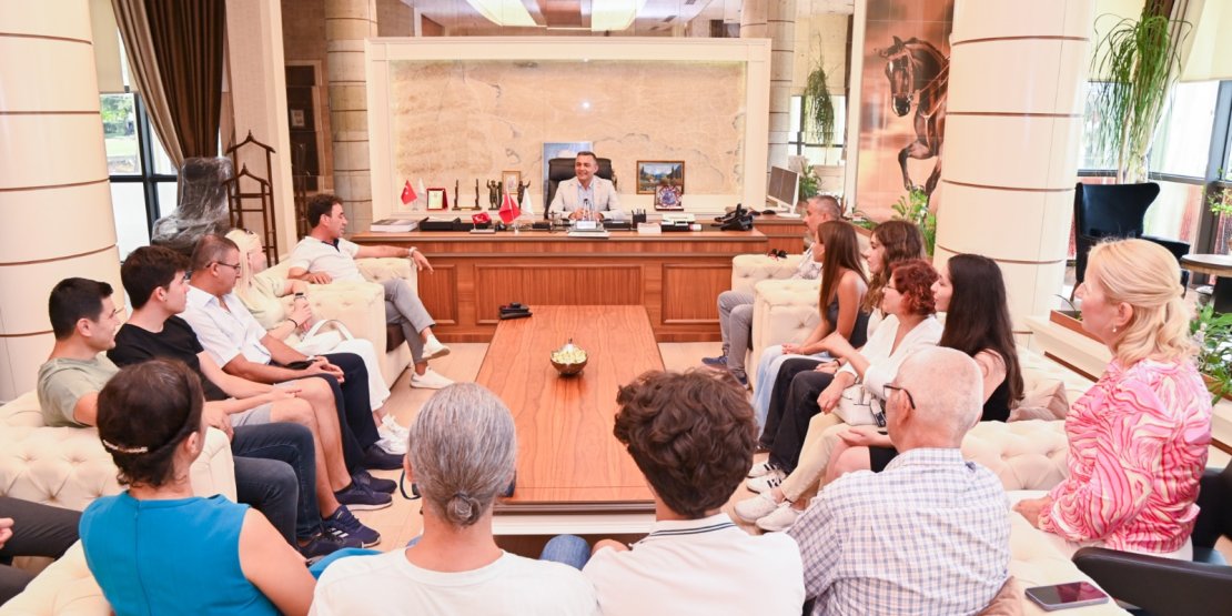 BAŞKAN KARA, DERECEYE GİREN GENÇLERİ AĞIRLADI