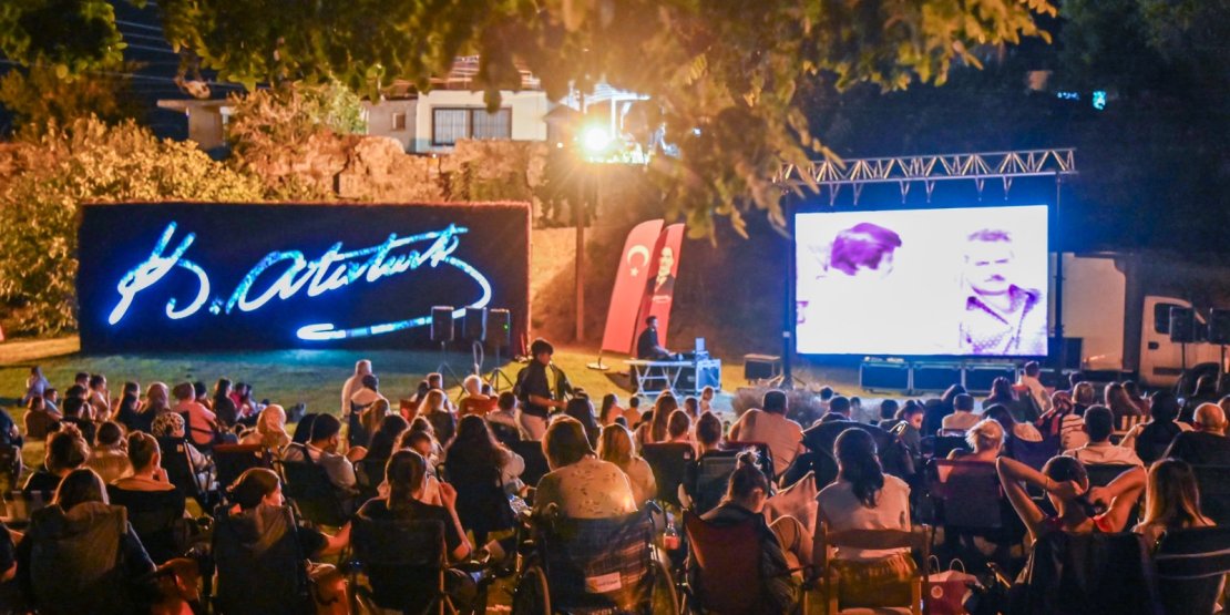 MANAVGAT’TA AÇIK HAVA SİNEMASI: “BARAJ” VE “KÖPRÜ” FİLMLERİ GÖSTERİLDİ