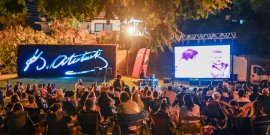 MANAVGAT’TA AÇIK HAVA SİNEMASI: “BARAJ” VE “KÖPRÜ” FİLMLERİ GÖSTERİLDİ