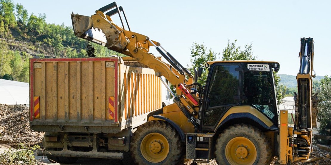 MANAVGAT BELEDİYESİ SELDEN ETKİLENEN VATANDAŞLARINI YALNIZ BIRAKMADI