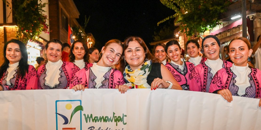 8. ULUSLARARASI HALK DANSLARI FESTİVALİ BÜYÜK BİR COŞKUYLA BAŞLADI