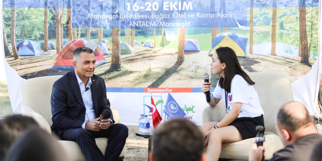 BELEDİYE BAŞKANI DR. NİYAZİ NEFİ KARA GENÇLERLE BİR ARAYA GELDİ