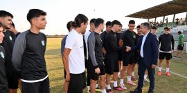 BAŞKAN KARA GENÇ FUTBOLCULARI ÖDÜLLENDİRDİ