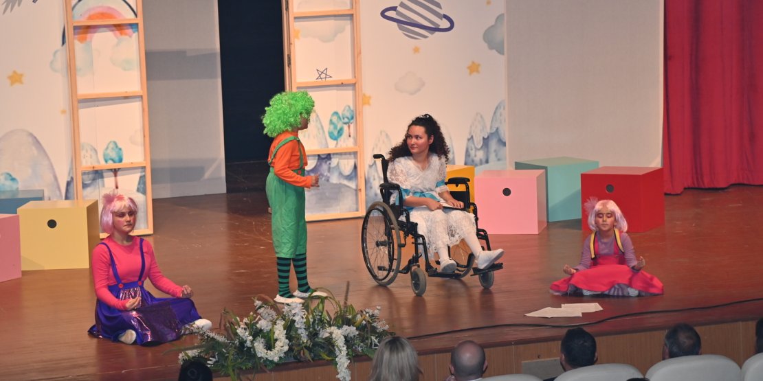 MAKET’TEN ENGELLERİ KALDIRAN BİR TİYATRO GÖSTERİSİ