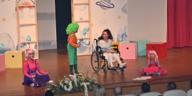 MAKET’TEN ENGELLERİ KALDIRAN BİR TİYATRO GÖSTERİSİ
