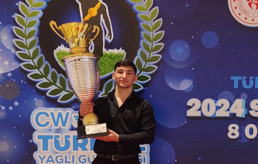 YAĞLI GÜREŞİN YÜKSELEN YILDIZI ŞAMPİYONLUK KUPASINI ALDI