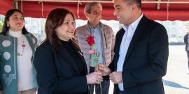 SEVGİLİLER GÜNÜNDE BAŞKAN KARA VE EŞİ GÜL DAĞITTI