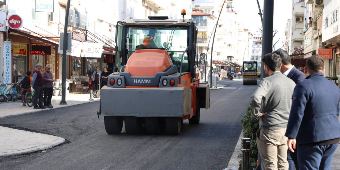 MANAVGAT BELEDİYESİ’NDEN ATATÜRK CADDESİ’NDE BÜYÜK YENİLEME ÇALIŞMASI
