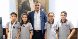 BAŞKAN KARA, KOLTUĞUNU MİNİKLERE DEVRETTİ